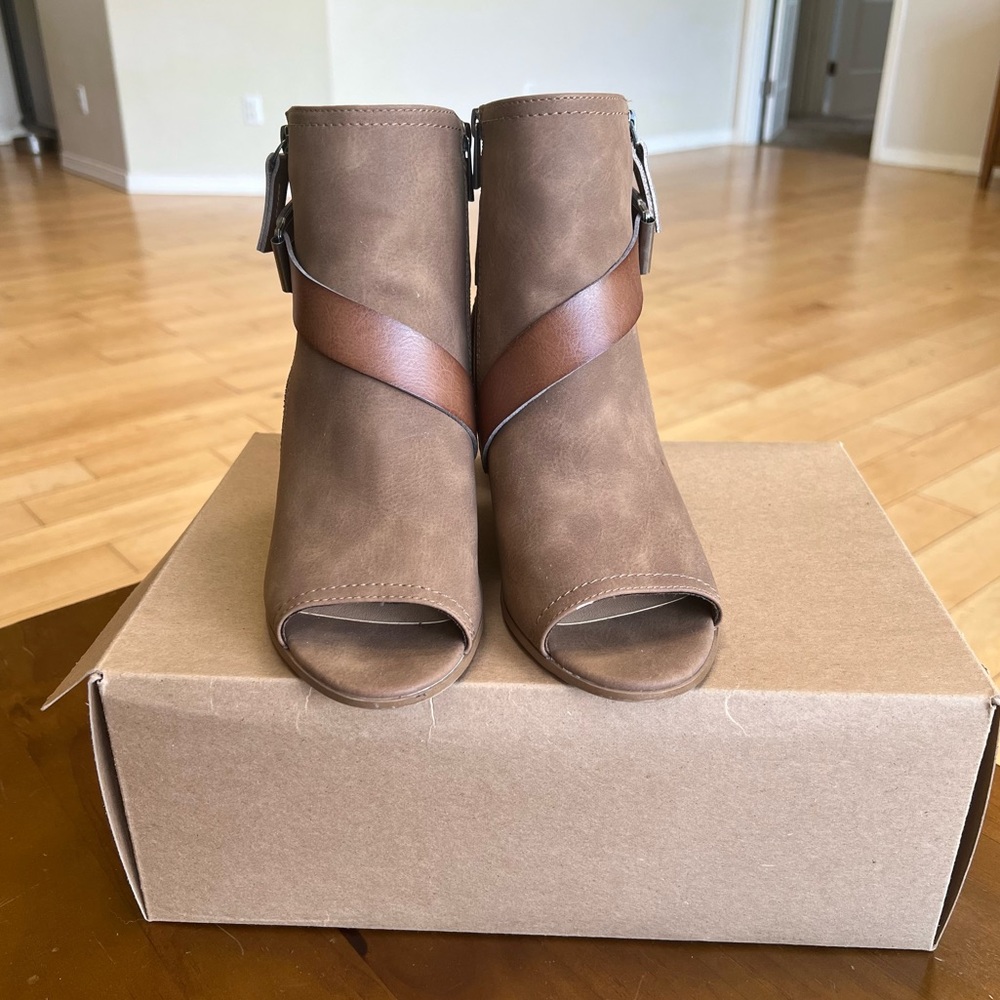 NEW R2 Open Toe Chunk Heel Brown Ankle Booties